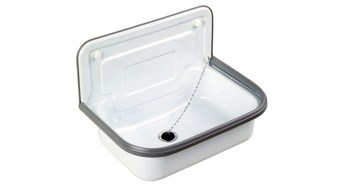 Weißes Ausgussbecken mit schwarzem Gummistopfen an Kette.