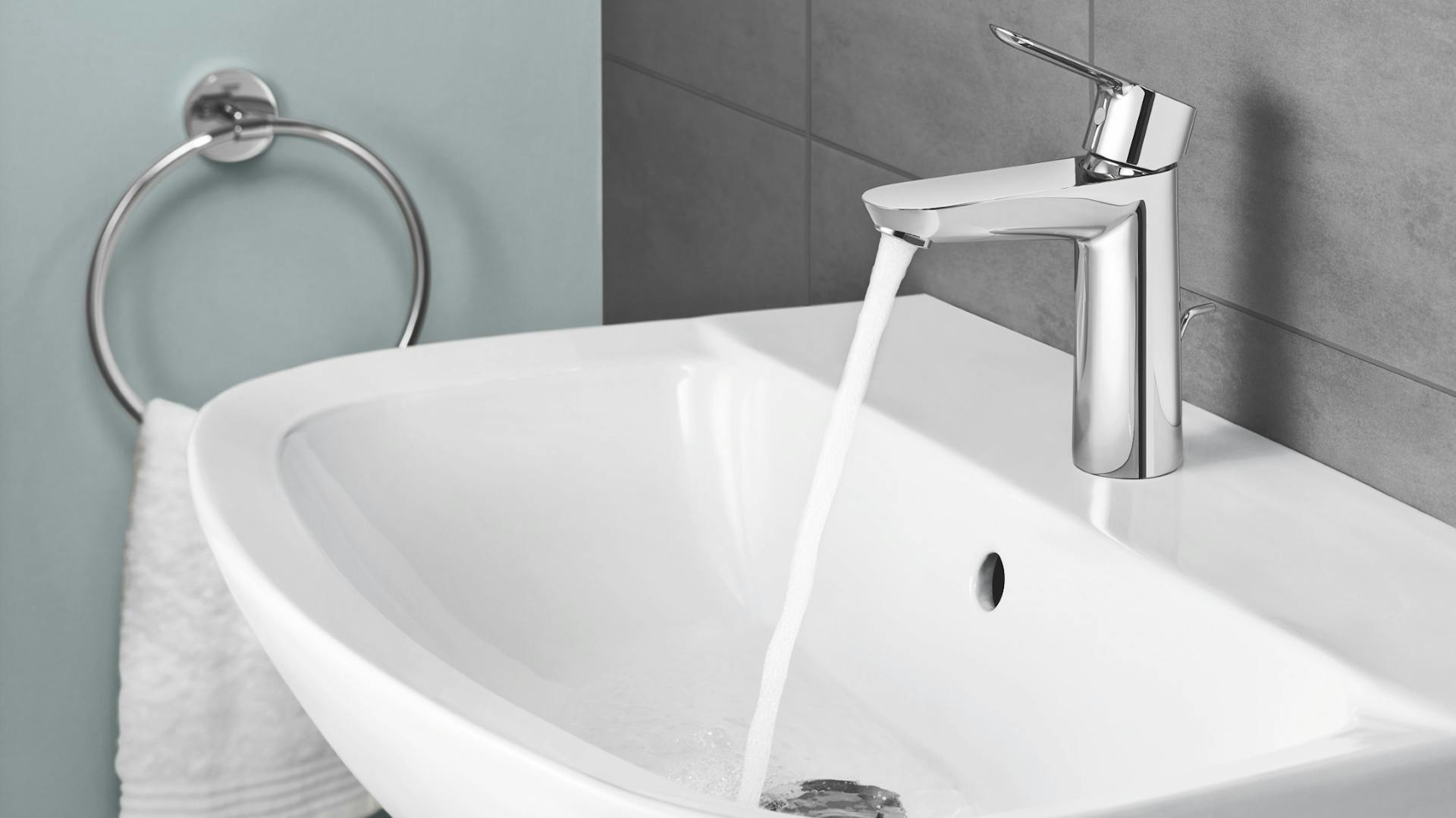 Wasser läuft aus einem Wasserhahn.