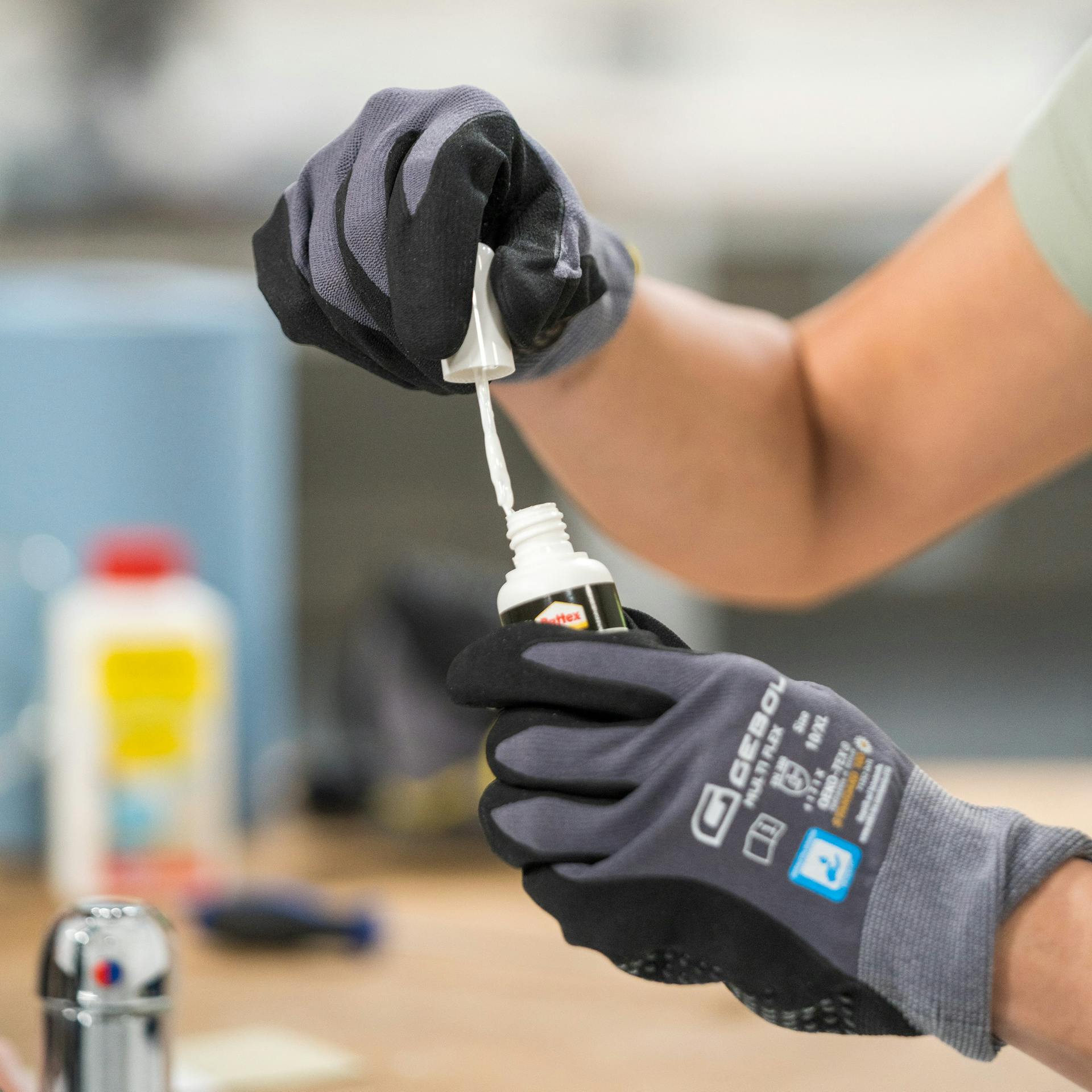 Heimwerkerin öffnet einen Lackstift.