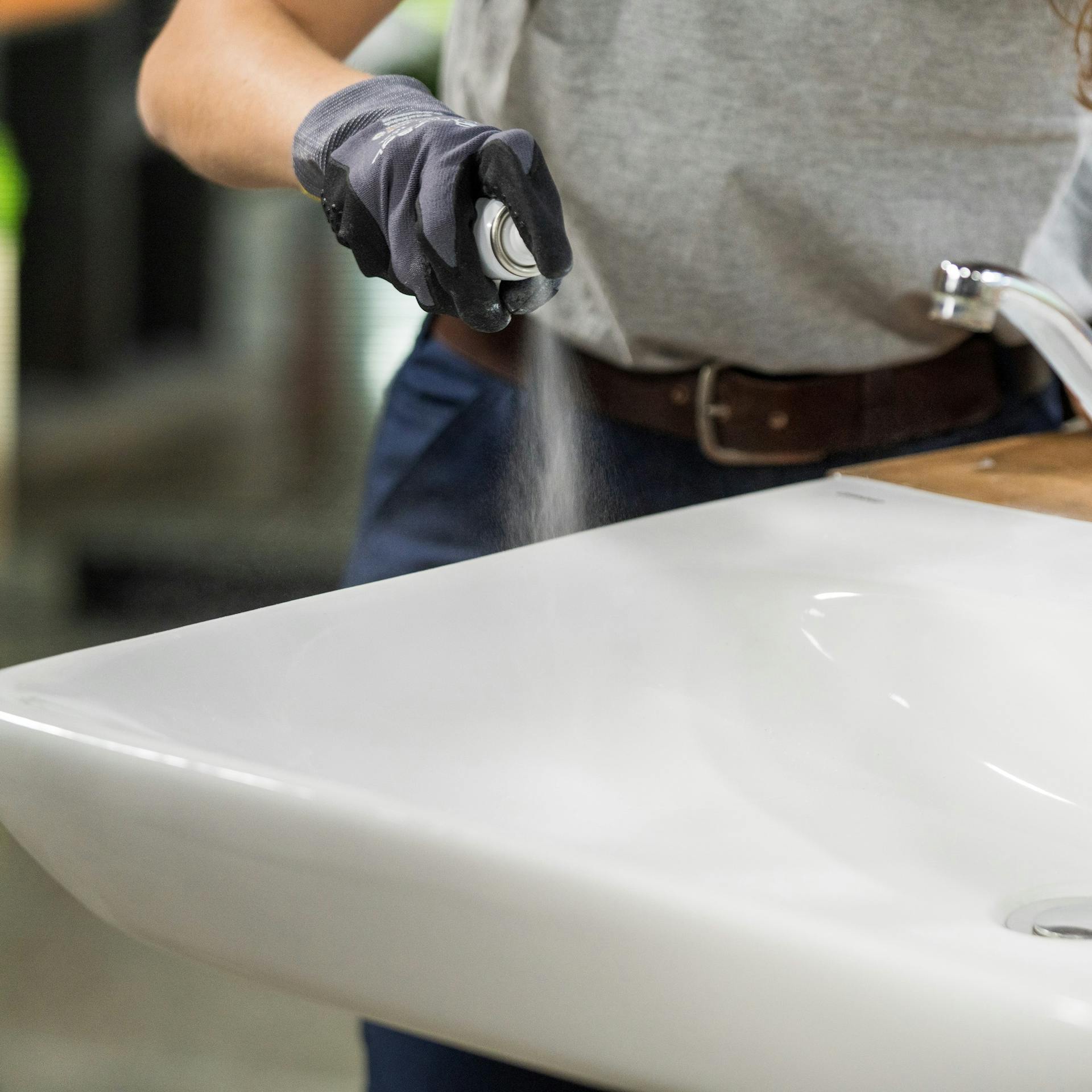 Heimwerkerin trägt Reparaturspray auf.