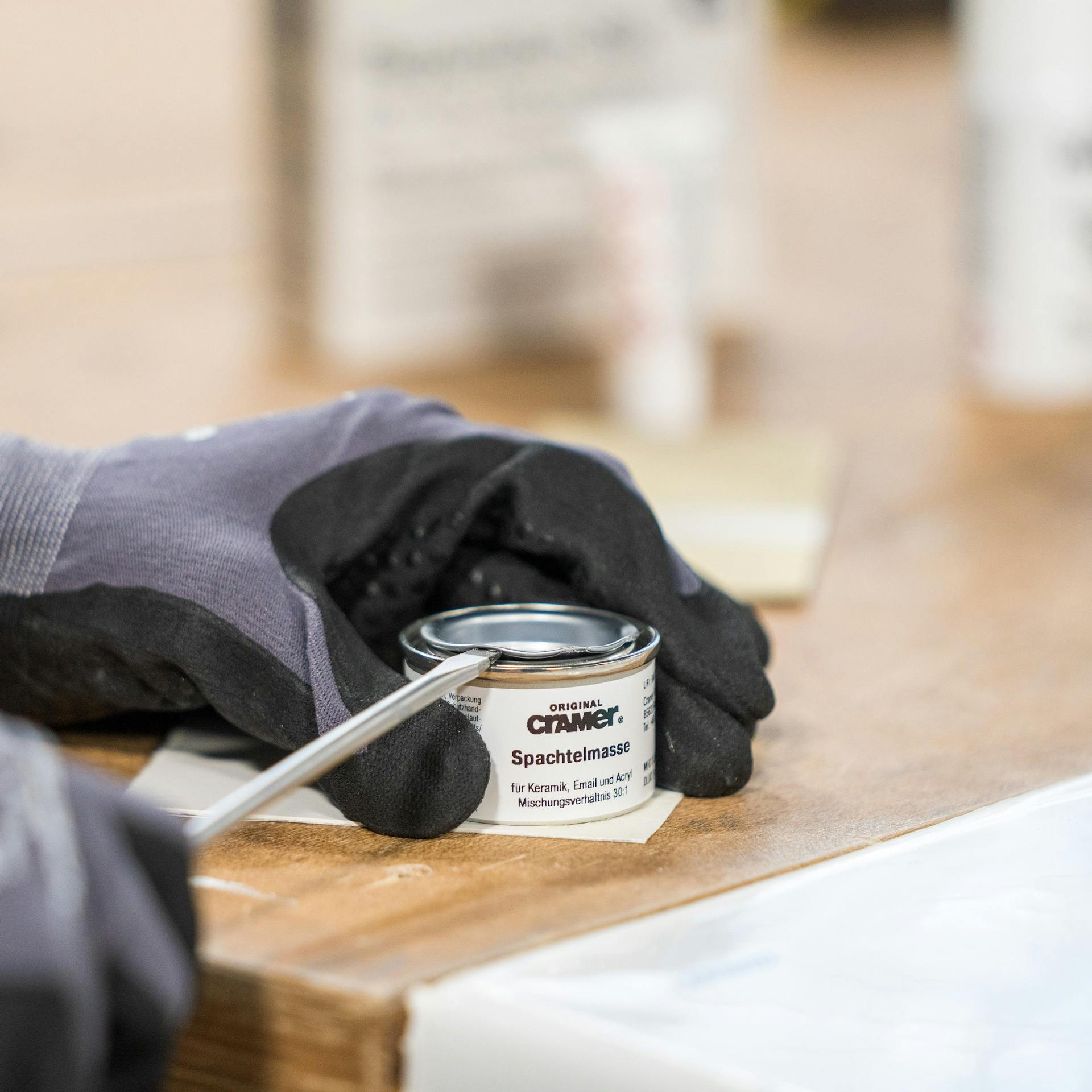 Heimwerkerin öffnet Spachtelmasse.