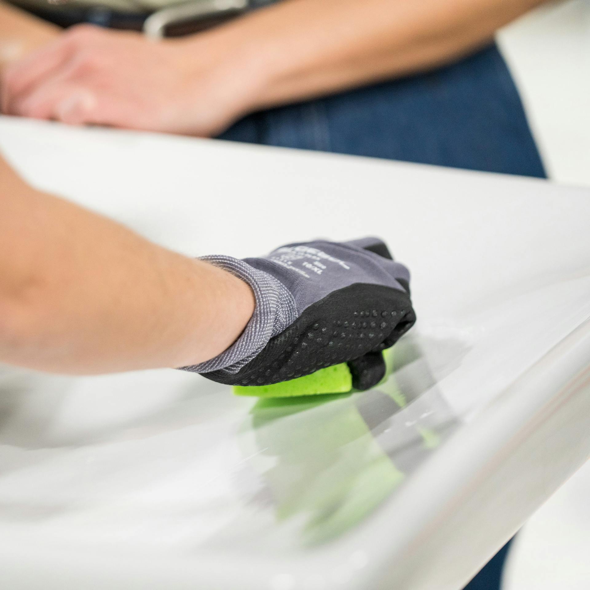 Heimwerkerin reinigt ein Waschbecken.