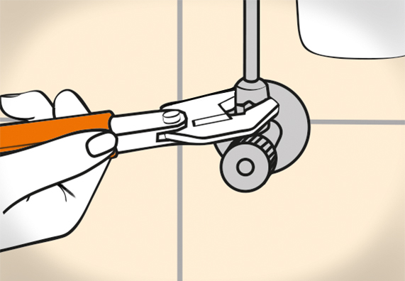 L’appassionato del fai da te monta i tubi di raccordo sulle valvole ad angolo nel raccordo a parete.