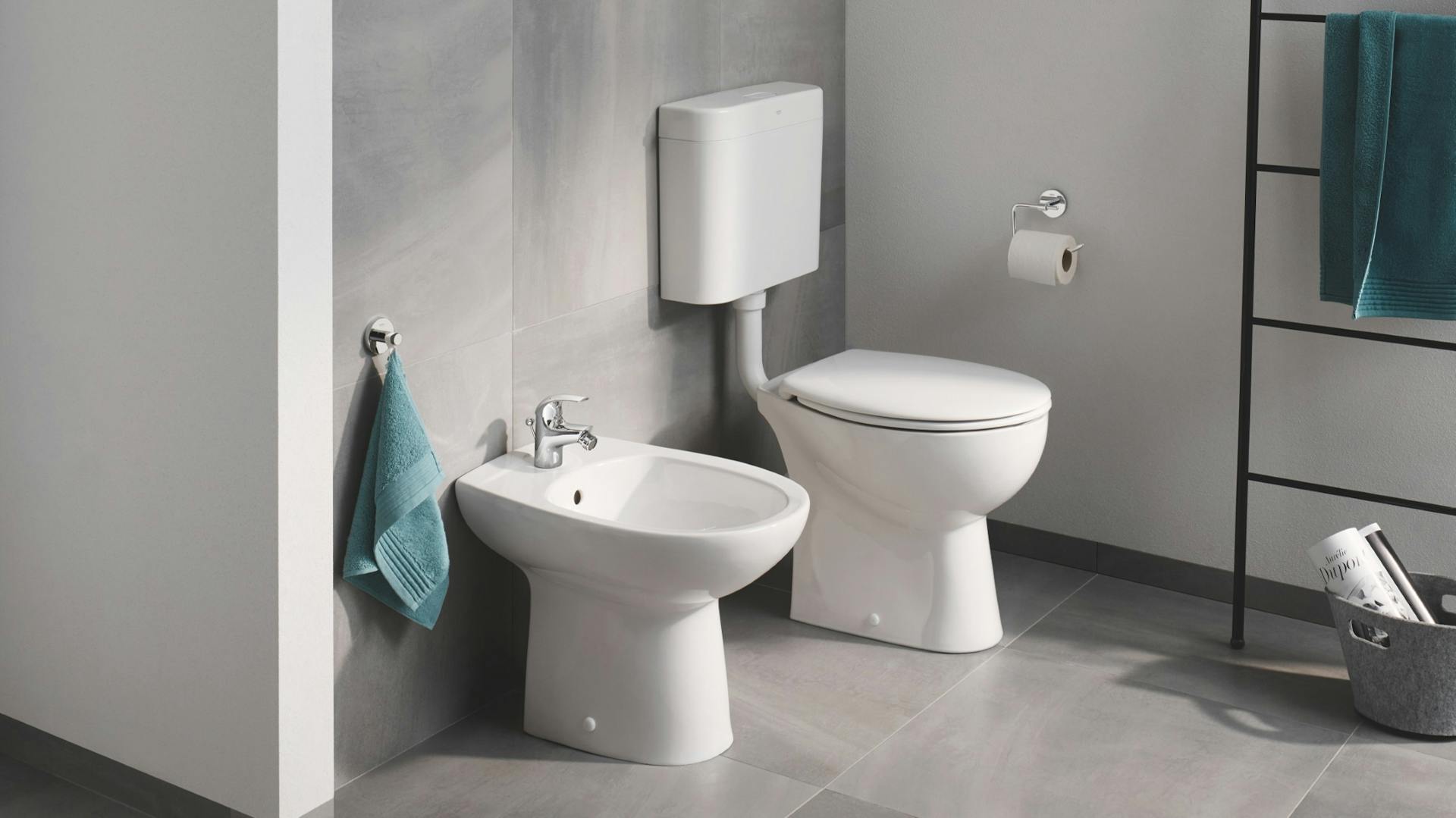 Wc und Bidet in weiß im Badezimmer.