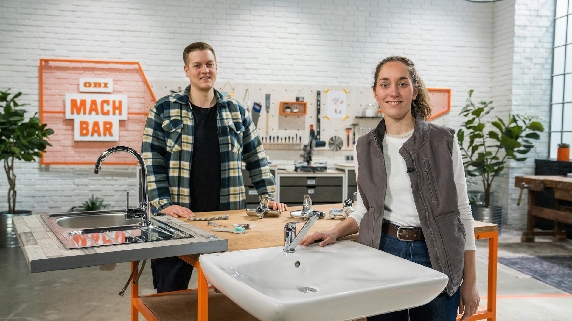 Due appassionati del fai da te presentano un rubinetto pulito.