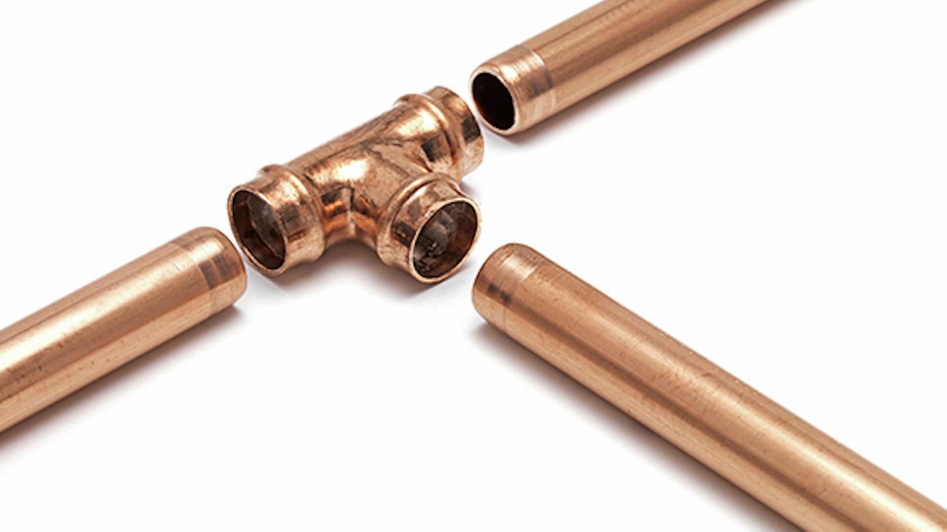 Réz vízvezeték cső részei.