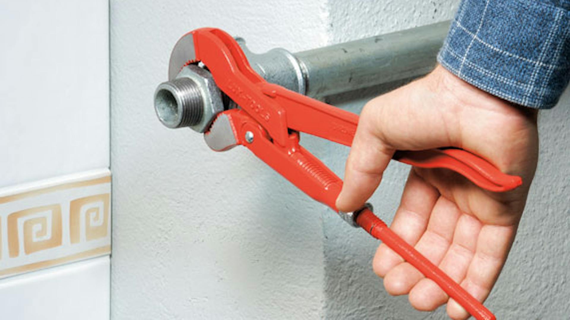 Fogó egy falra szerelt vízvezetéken.