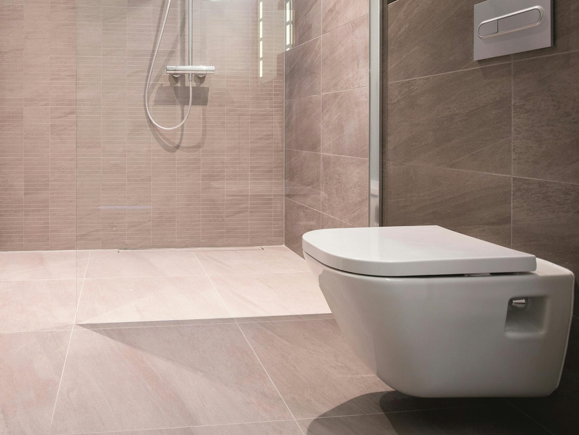 Weißes Wand-WC in modernem Bad