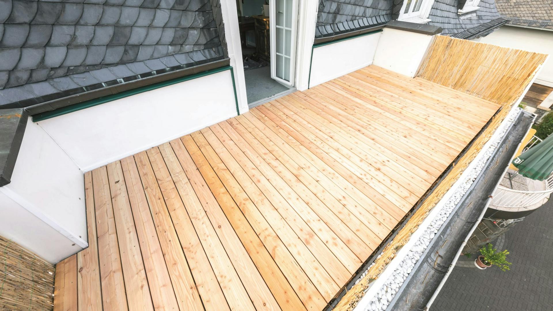 Frisch sanierter Balkon mit Terrassendielen