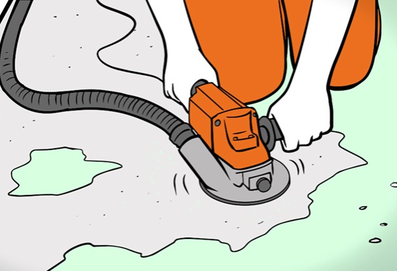 Der Bodenbelag des Balkons wird vor der Abdichtung abgeschliffen.