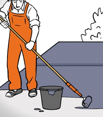 Heimwerker trägt Dichtungsanstrich auf Balkon auf.