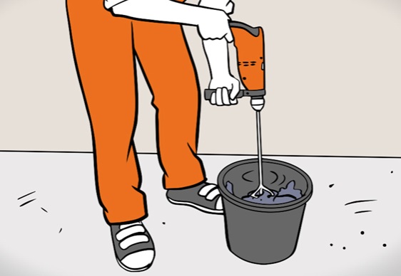 Heimwerker rührt Dichtungsanstrich für Balkonabdichtung im Eimer an.