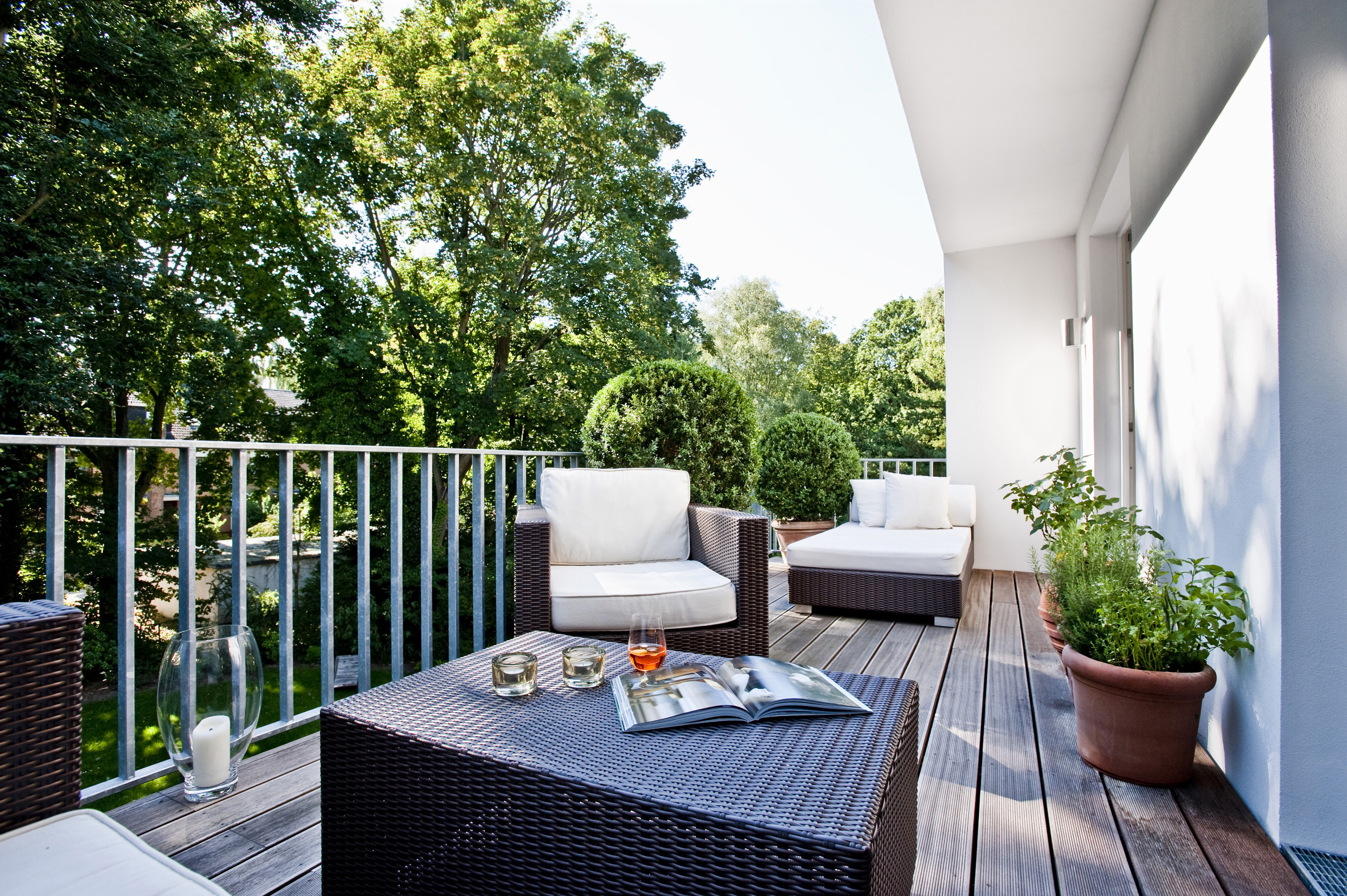 Balkon mit Loungemöbeln und Geländer