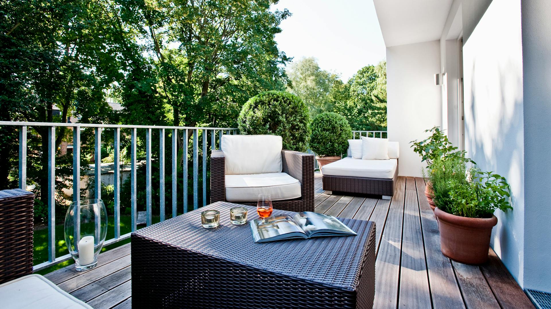 Balkon mit Loungemöbeln und Geländer
