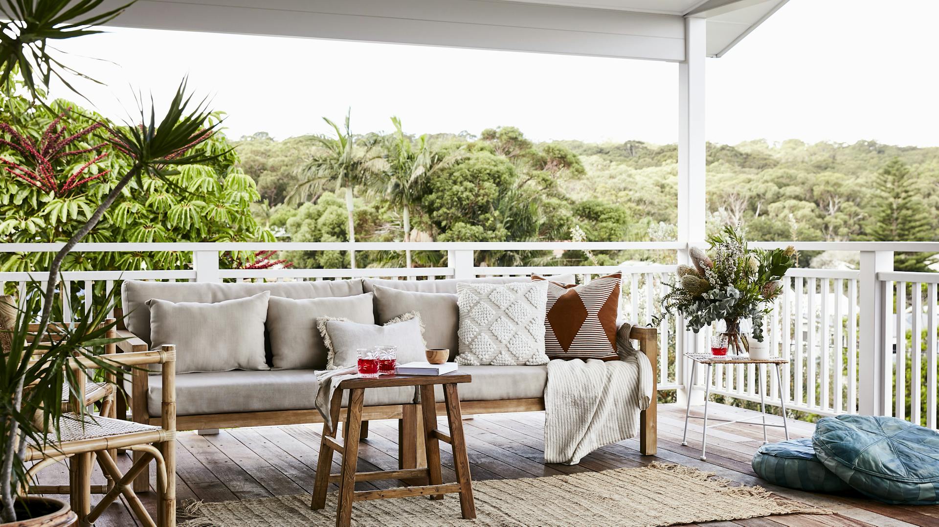 Balkon mit dem Blick ins grüne in Naturfarben dekoriert