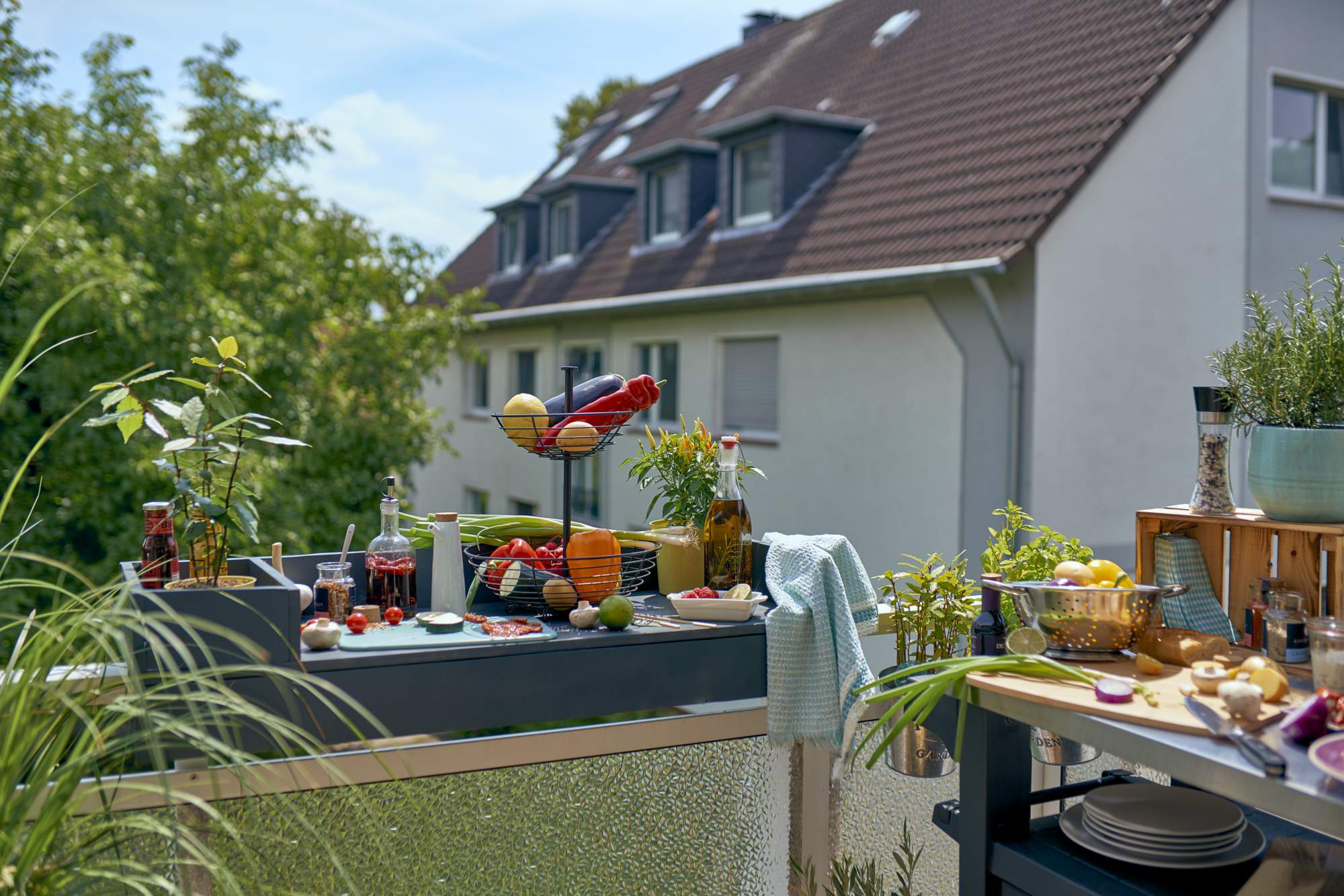Bar mit Lebensmitteln an Balkongeländer