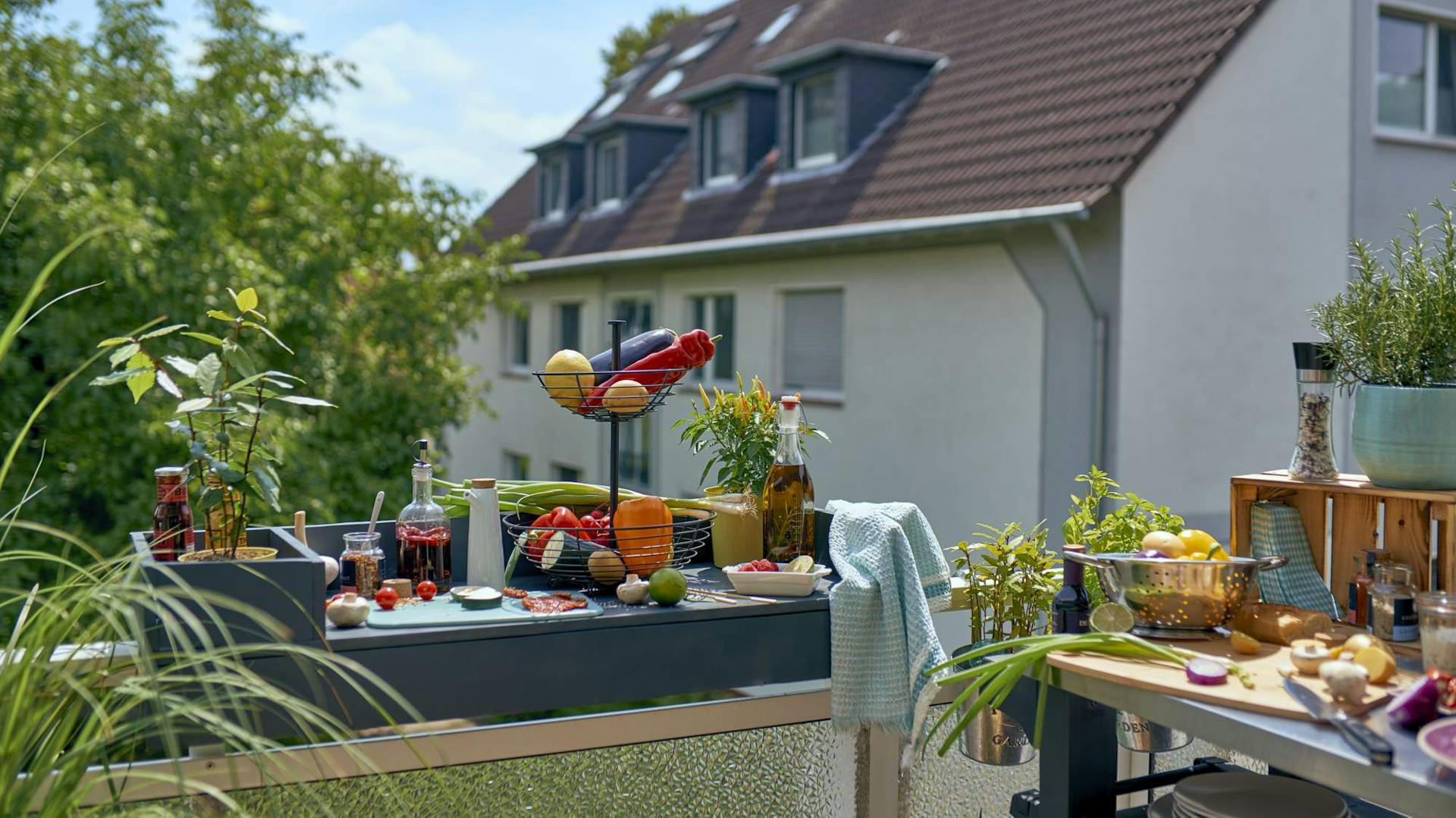 Bar mit Lebensmitteln an Balkongeländer