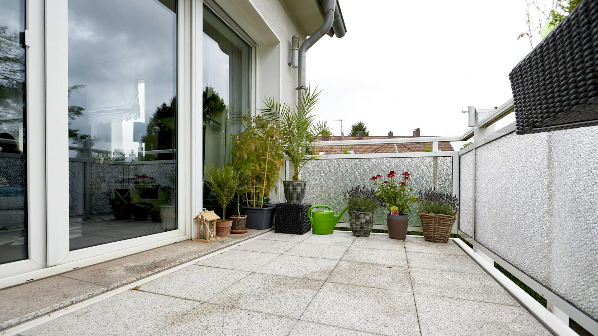Balkon mit Betonplatten und Pflanzen