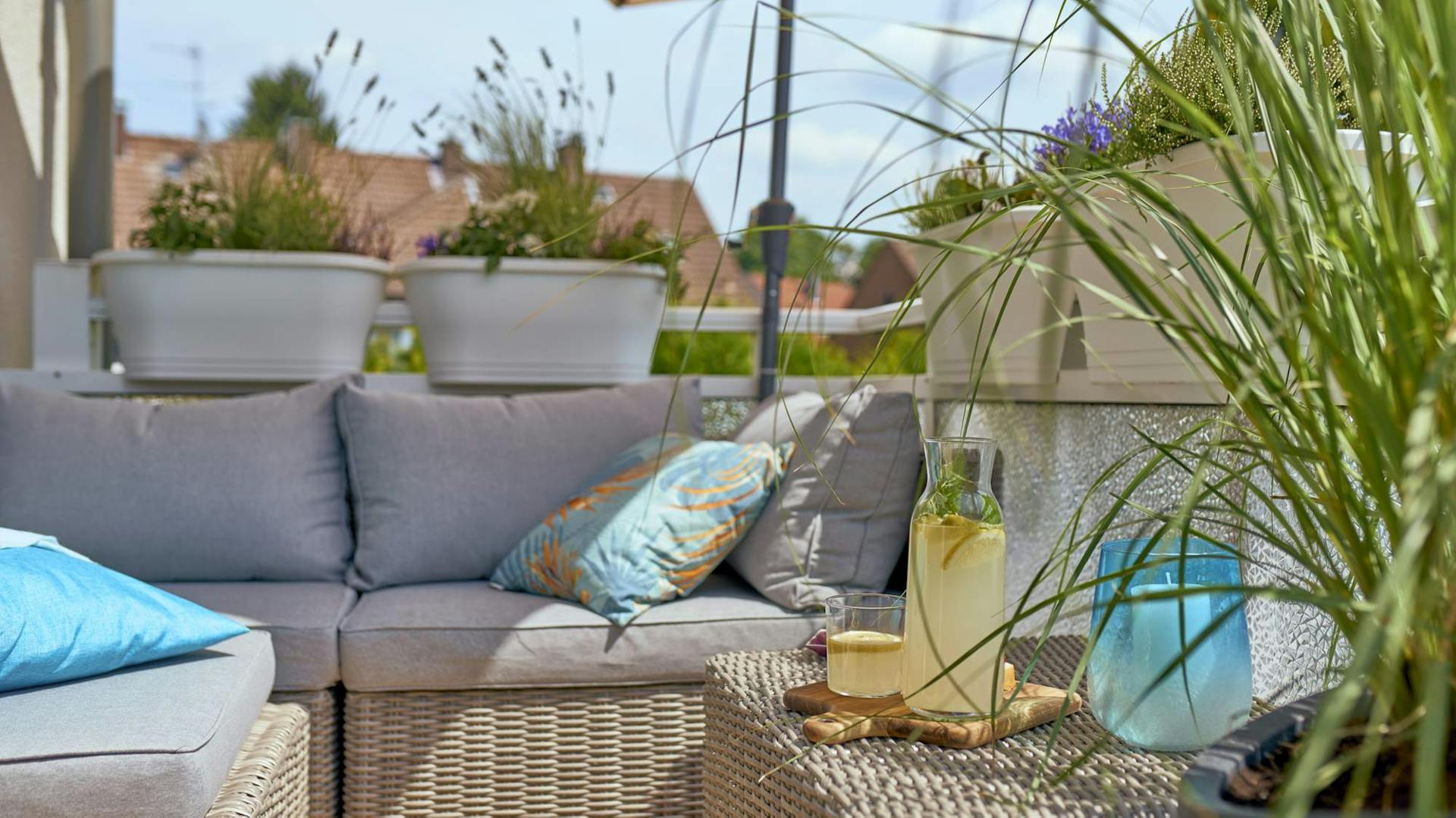 Gartenlounge auf einem Balkon