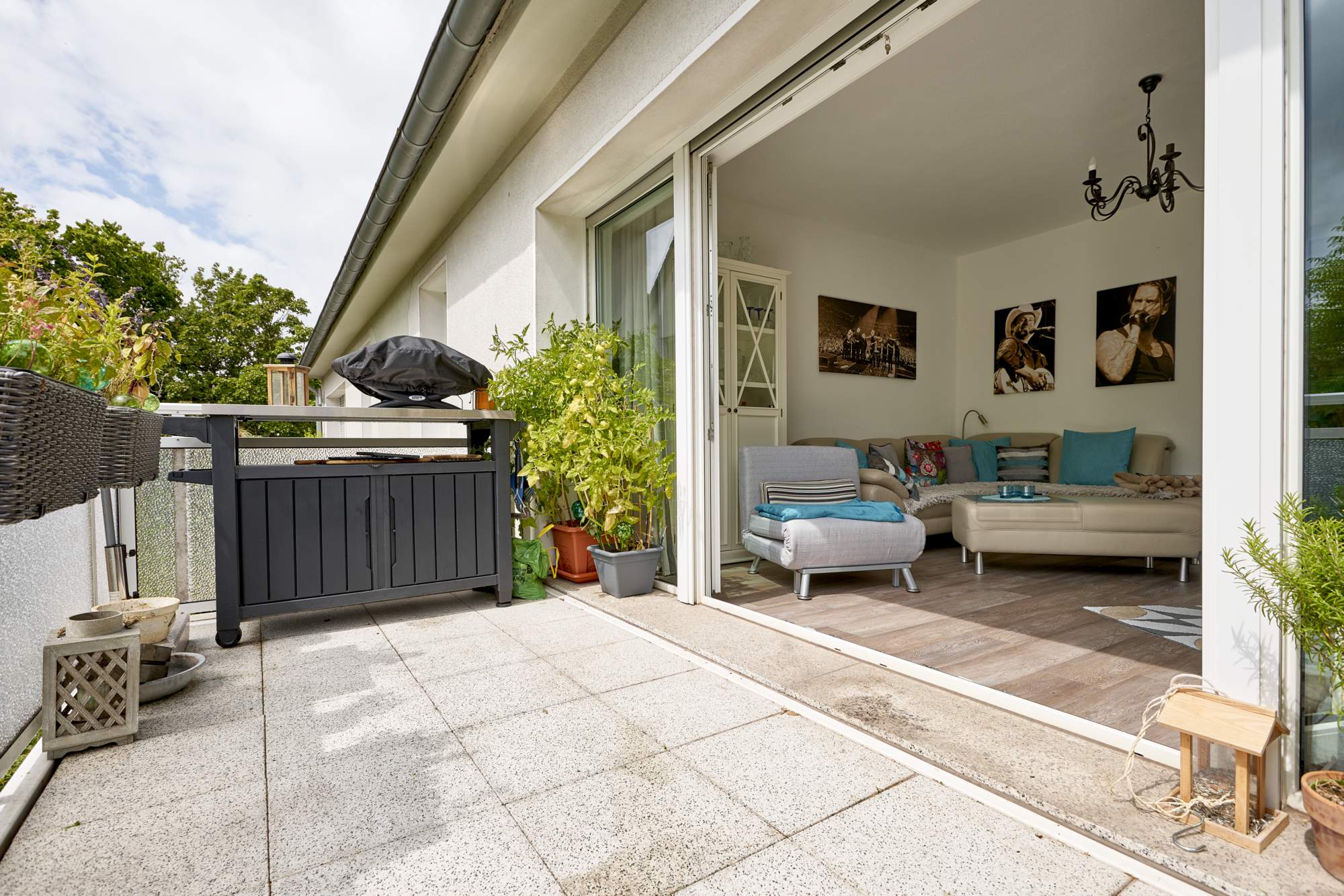Balkon mit Betonplatten und Grill