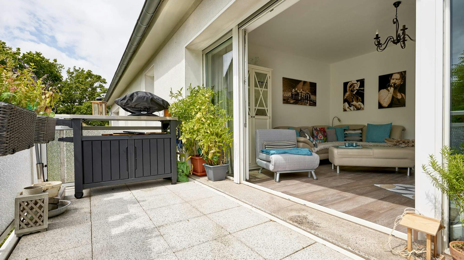 Balkon mit Betonplatten und Grill