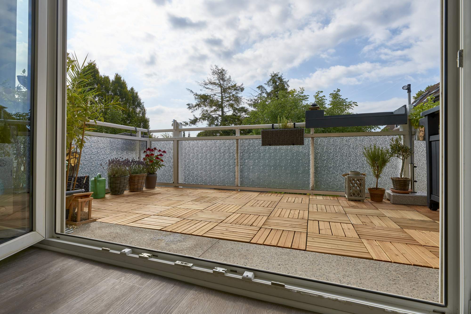 Balkon mit Klickfliesen aus Holz