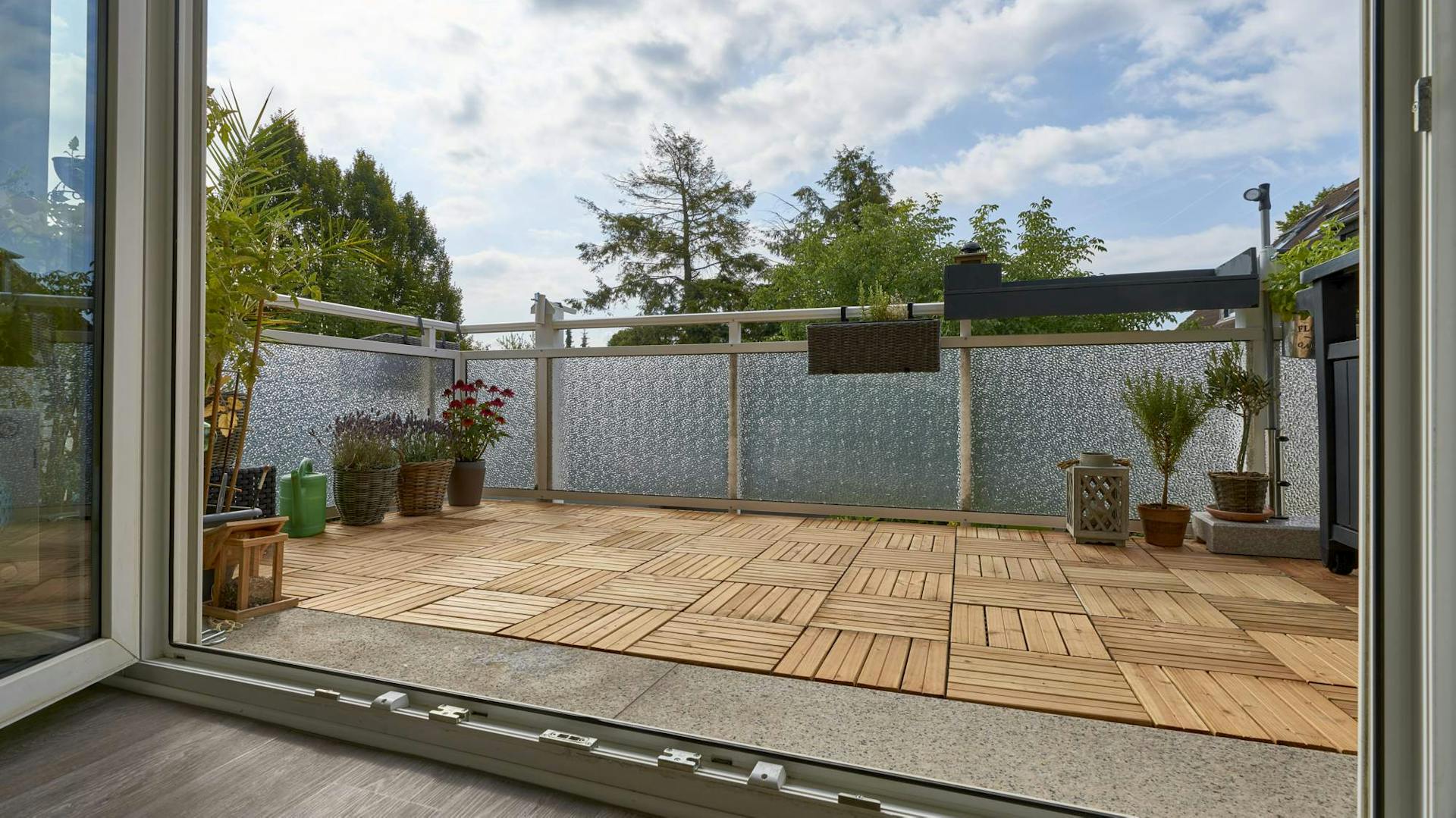 Balkon mit Klickfliesen aus Holz