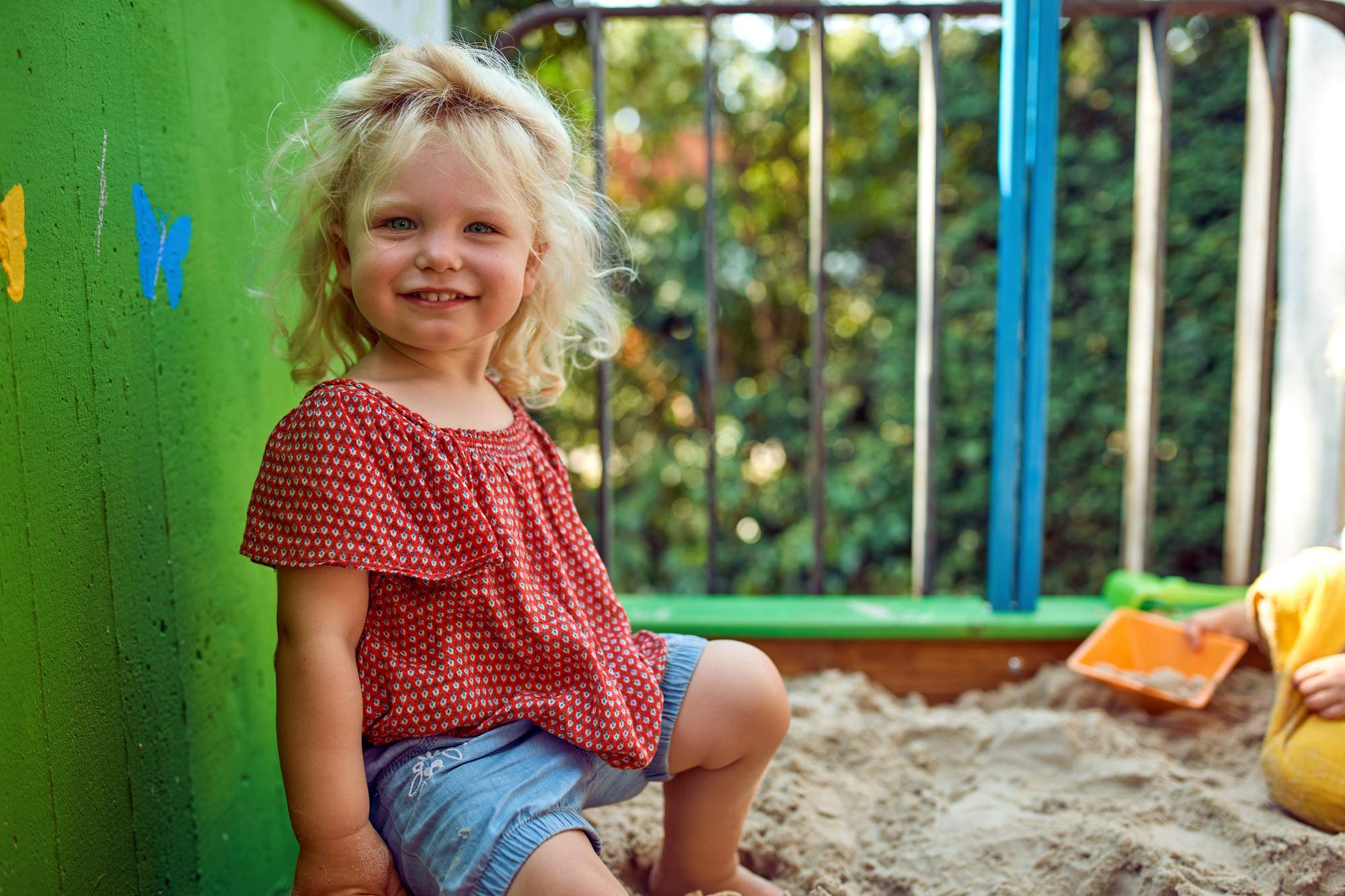 Mädchen in Sandkasten