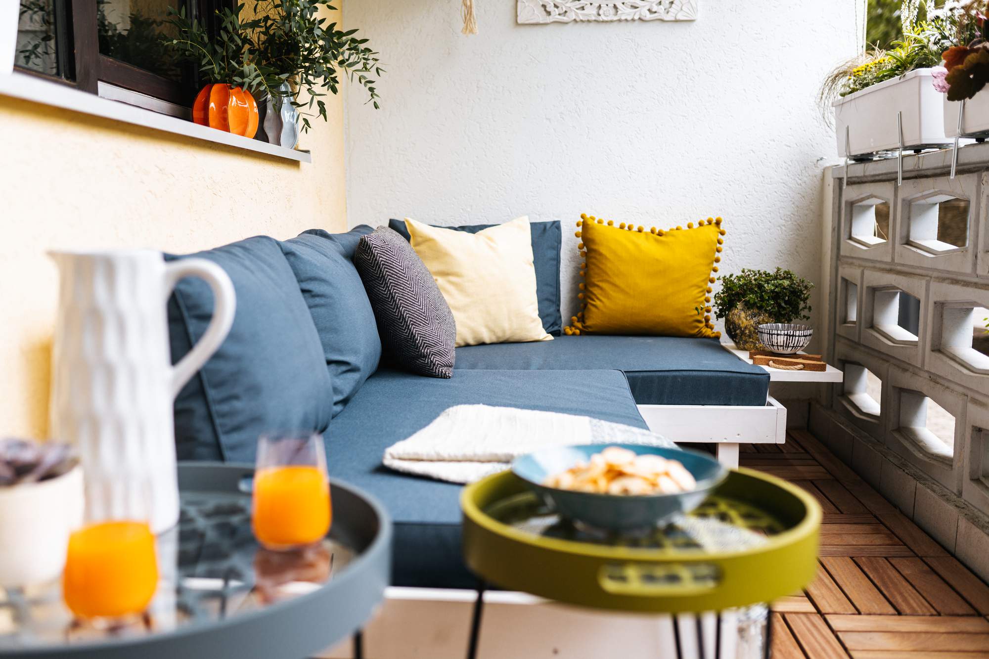 Loungemöbel auf einem Balkon