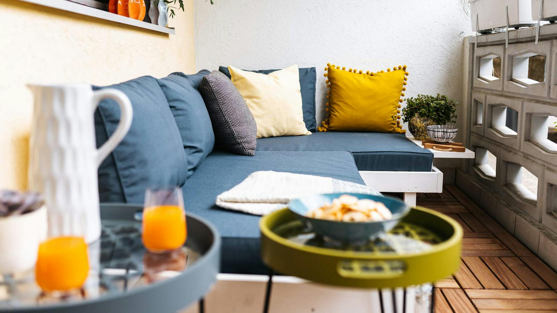 Loungemöbel auf einem Balkon