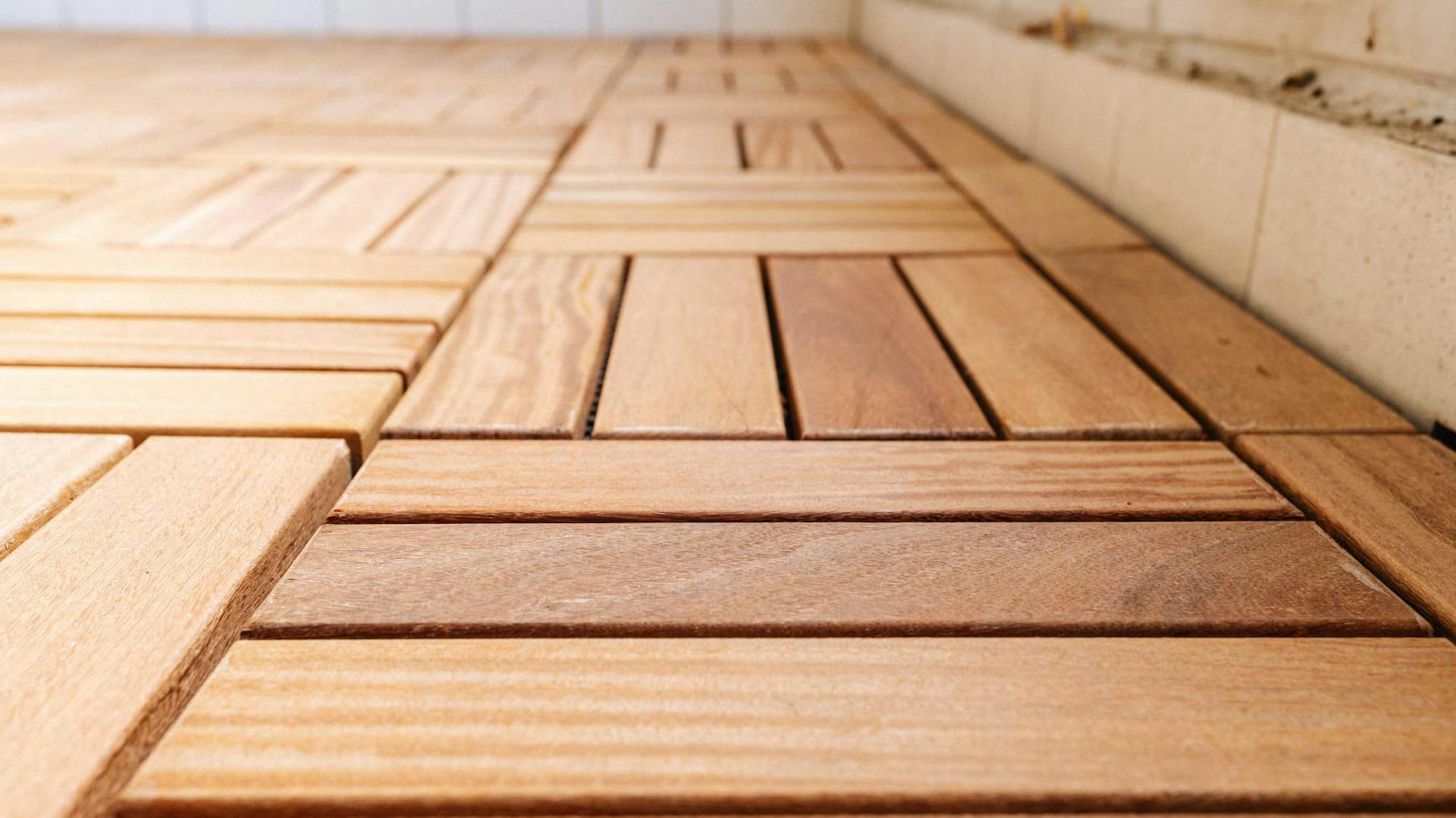 Holzfliesen auf einem Balkon