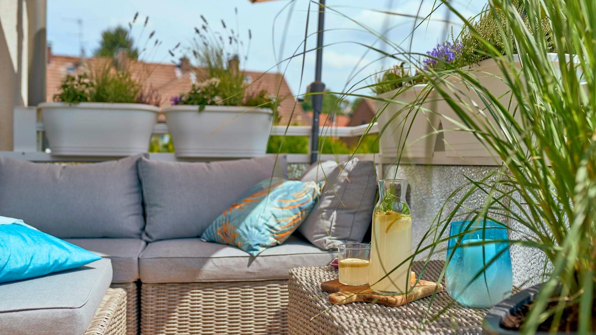 Balkón so sedacím nábytkom a trávou