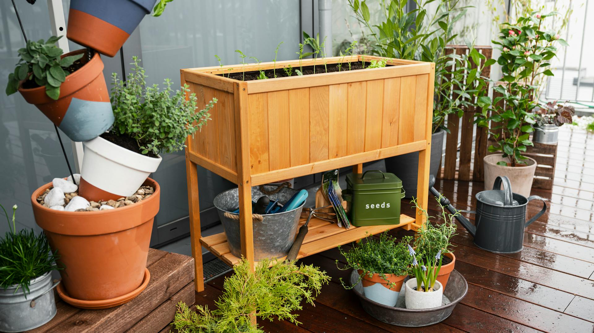 Balkón s vyvýšeným záhonom a bylinkami v kvetináči