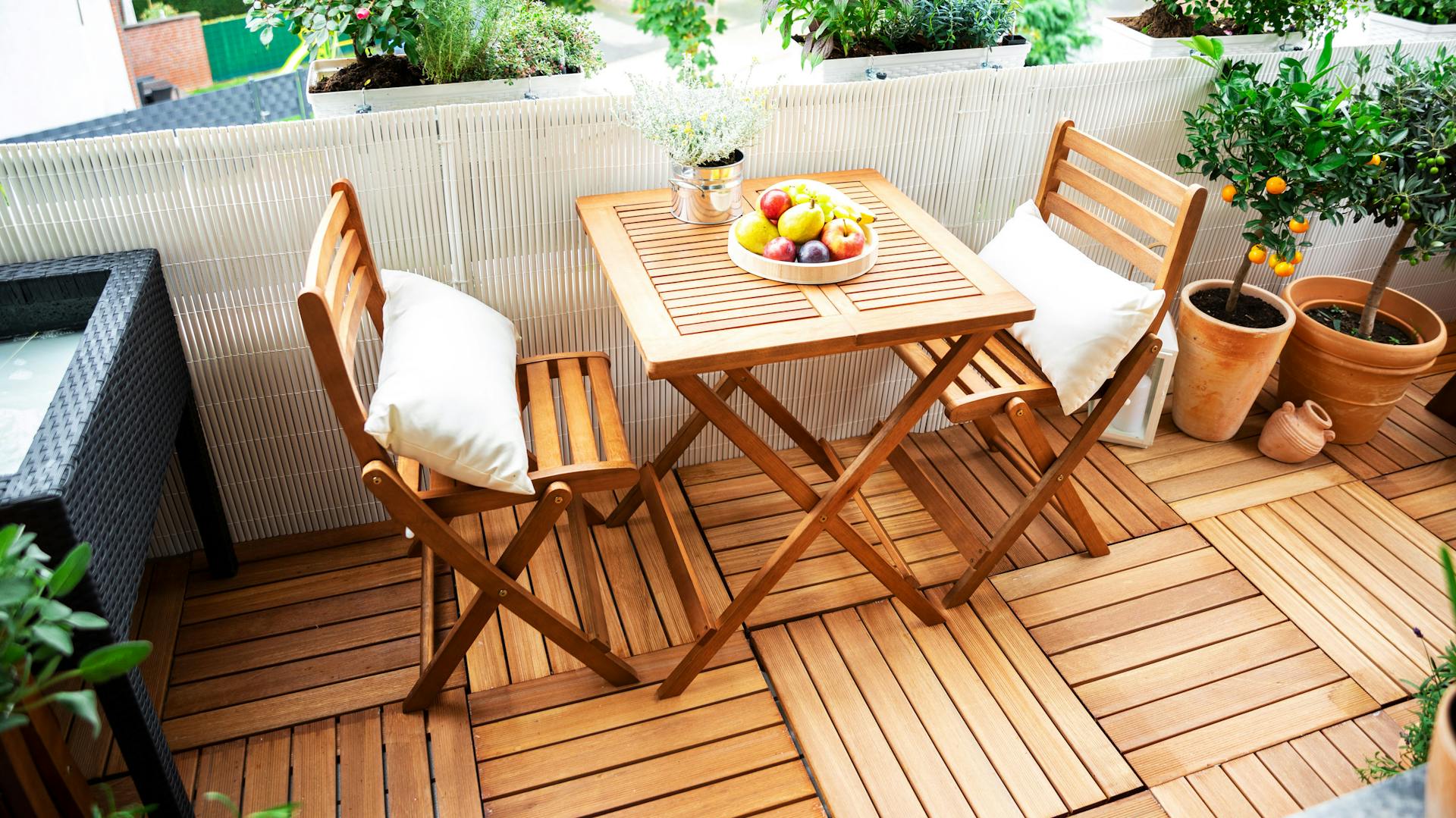 Balkón so záhradným nábytkom a stredomorskými rastlinami