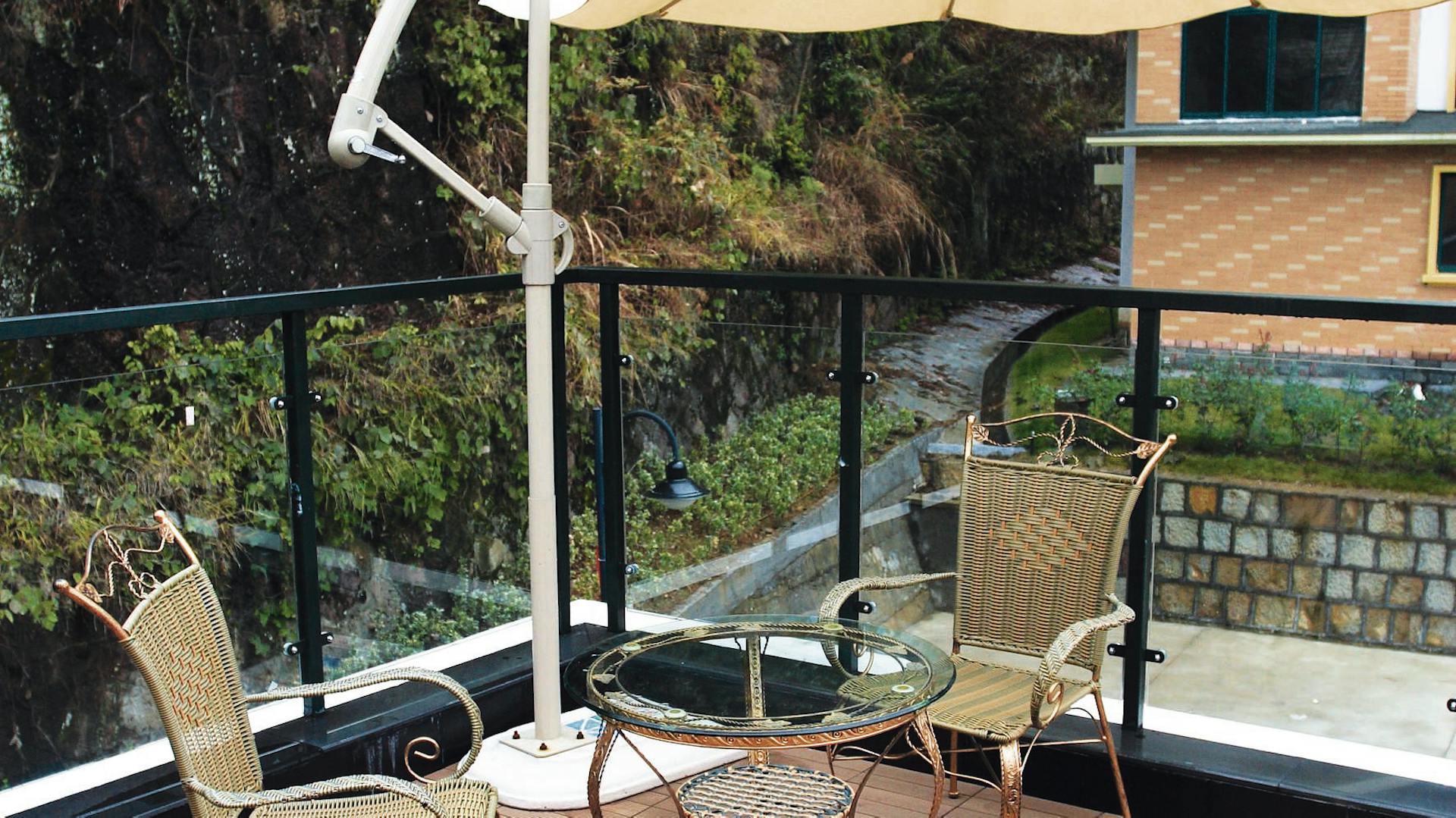 Kleine Sitzgruppe auf frisch gefliestem Balkon