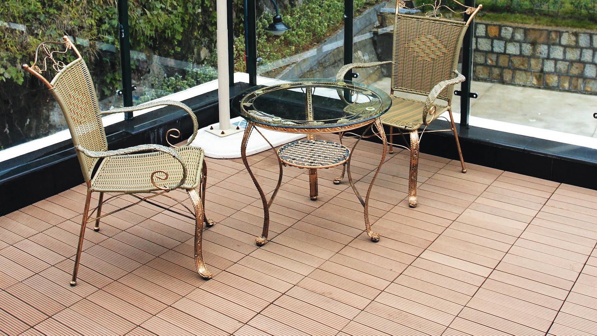 Balkon mit saniertem Fliesenboden und Sitzgruppe