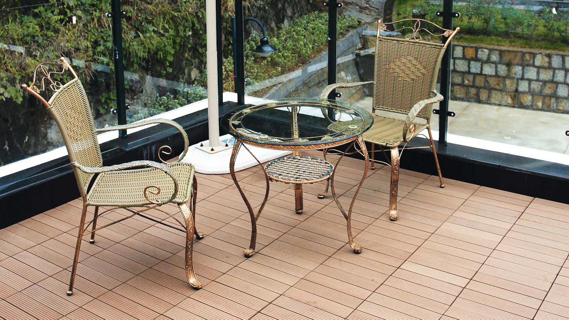 Balkon mit saniertem Holzboden und Pflanzen