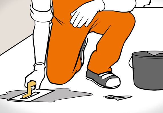 Balkonsanierung: Heimwerker bessert mit Mörtel, Eimer und Glättekelle Risse auf dem Balkon aus.