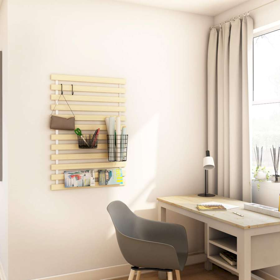 Ein schlichtes Büro in hellen Farbtönen mit einer Sprossenwand aus Holz, welche mit verschiedenen Gegenständen bestückt ist.