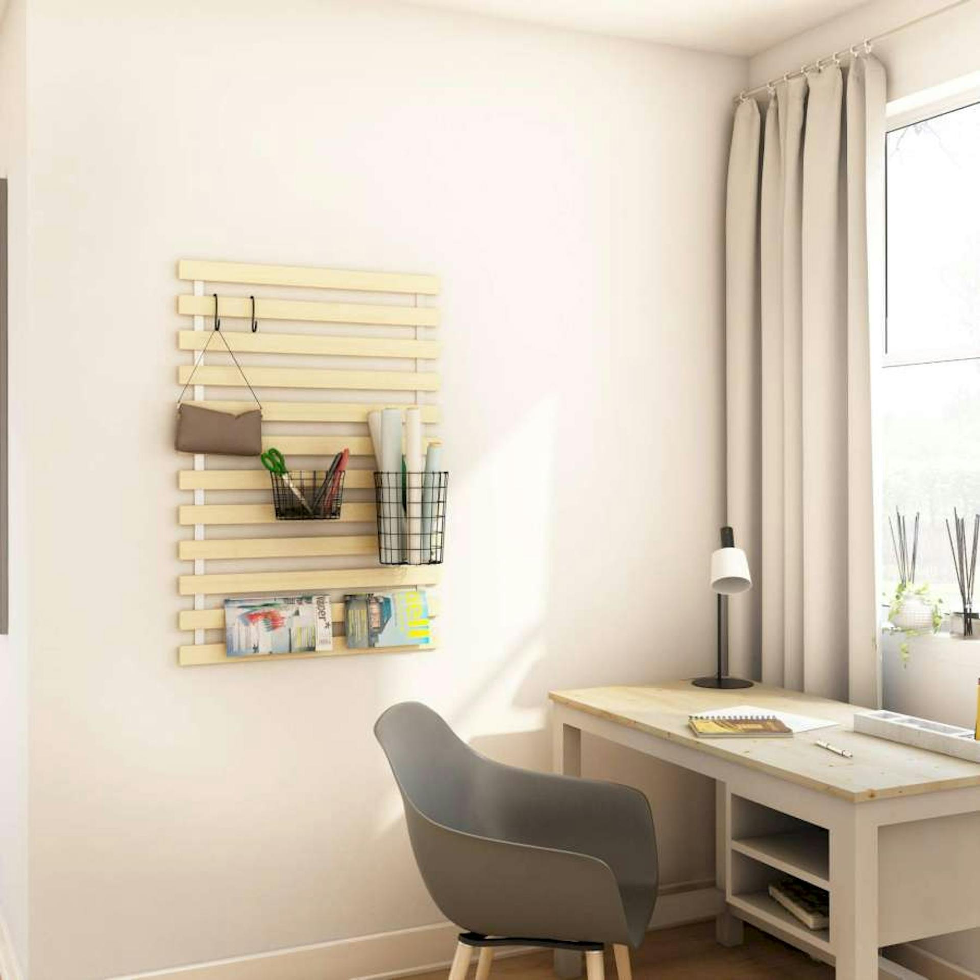 Ein schlichtes Büro in hellen Farbtönen mit einer Sprossenwand aus Holz, welche mit verschiedenen Gegenständen bestückt ist.