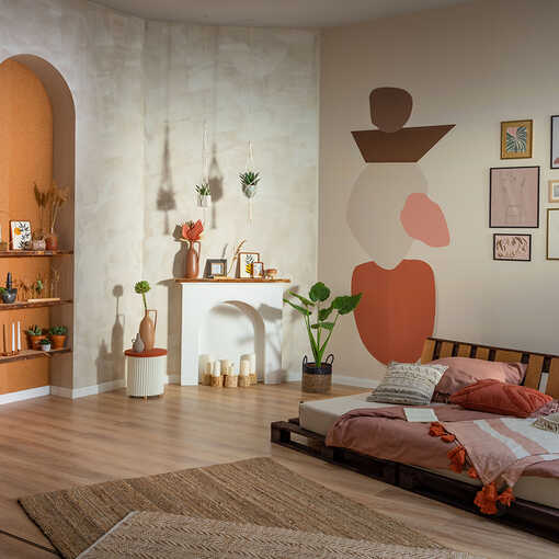 Palettenbett Faulenzer steht im Zentrum des Wohnzimmers, welches einen individuellen Kamin besitzt und Farbflächen an der Wand hat.