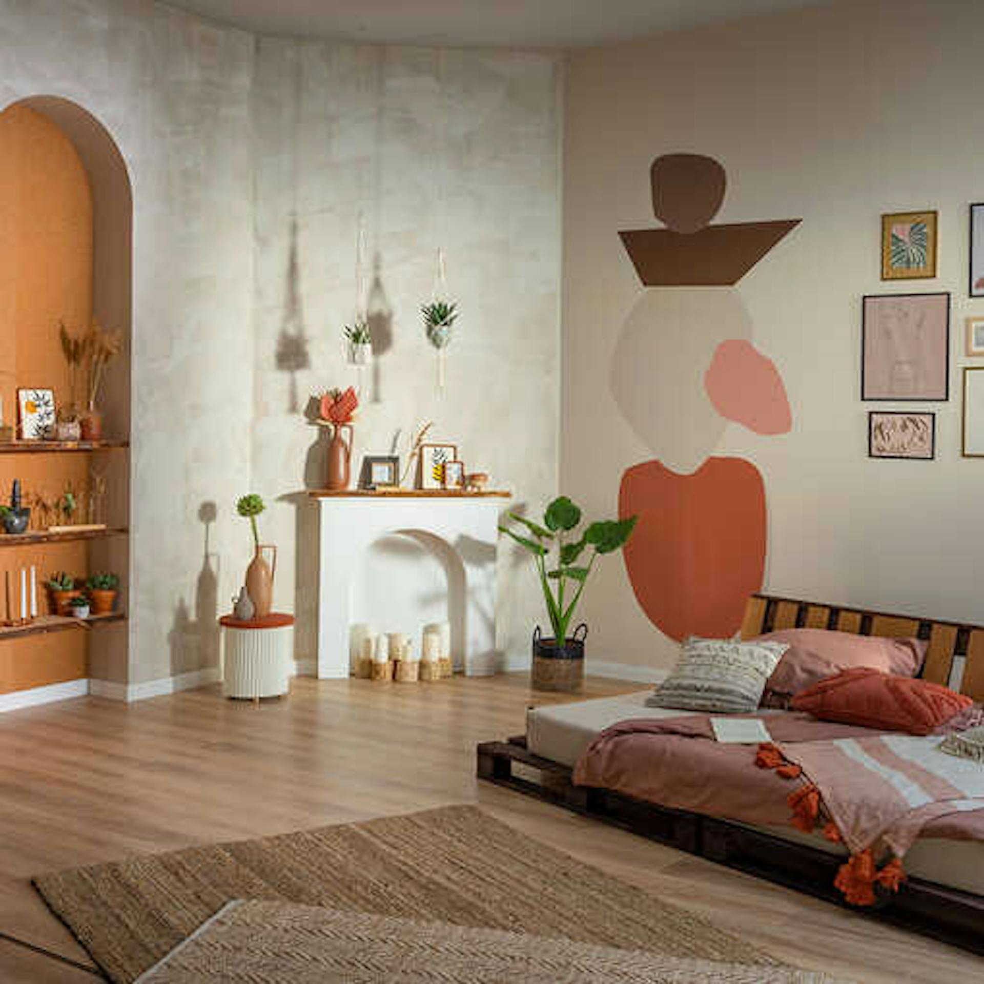 Palettenbett Faulenzer steht im Zentrum des Wohnzimmers, welches einen individuellen Kamin besitzt und Farbflächen an der Wand hat.