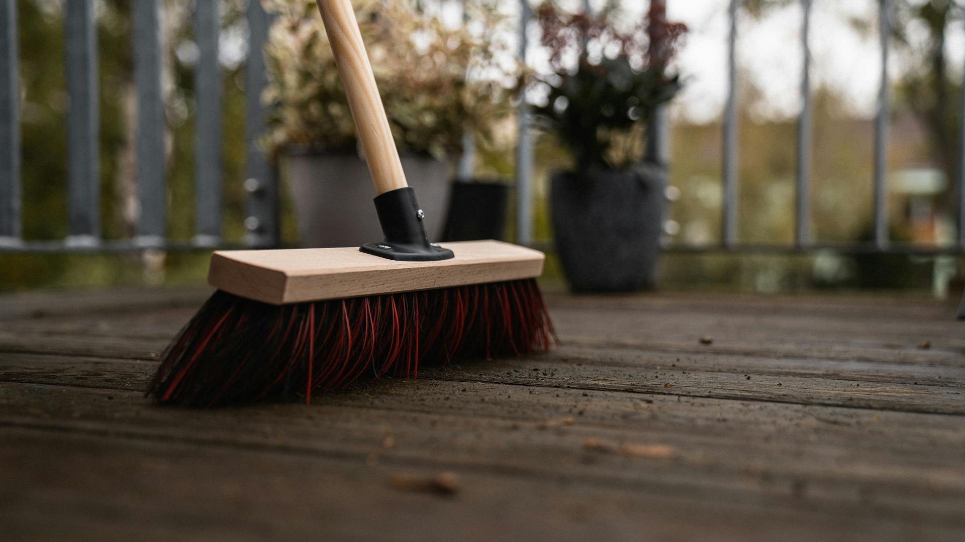 Balkonboden fegen, um Balkon winterfest zu machen