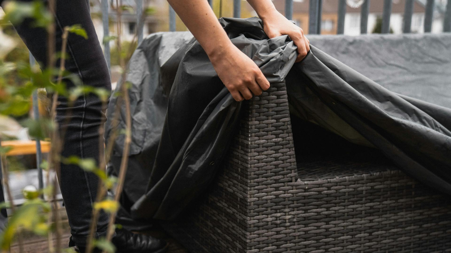 Balkonmöbel mit Schutzhülle überziehen, um Balkon winterfest zu machen