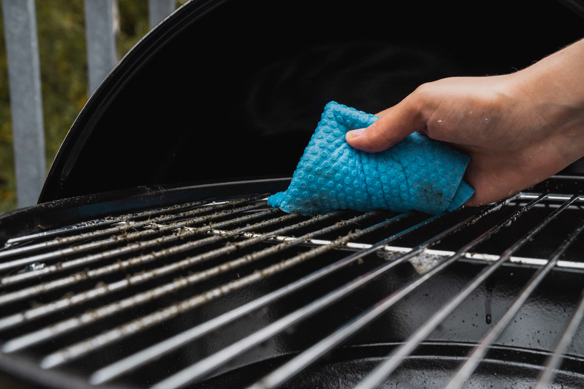 Reinigung von Grillrost zum Einwintern