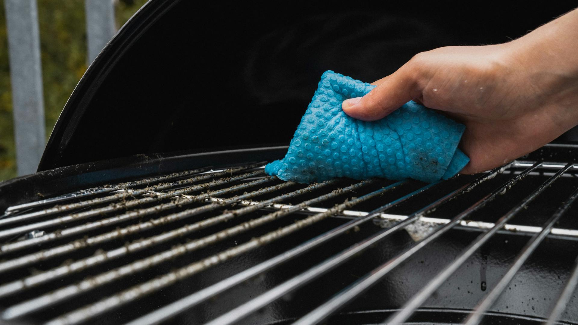 Reinigung von Grillrost zum Einwintern