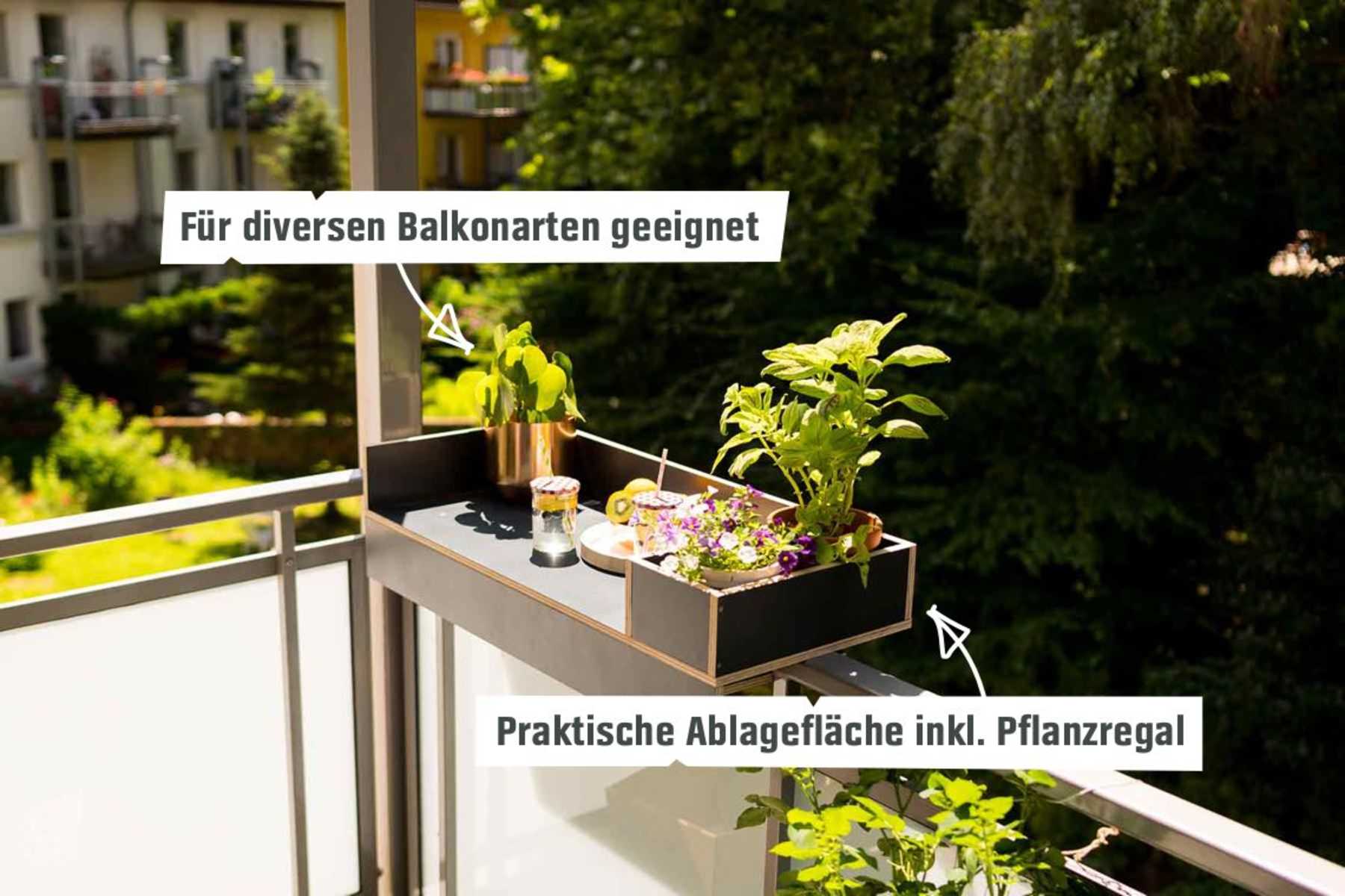 Balkonbar Barbara fertig montiert an Balkongeländer dekoriert mit Barutensilien und Pflanzen