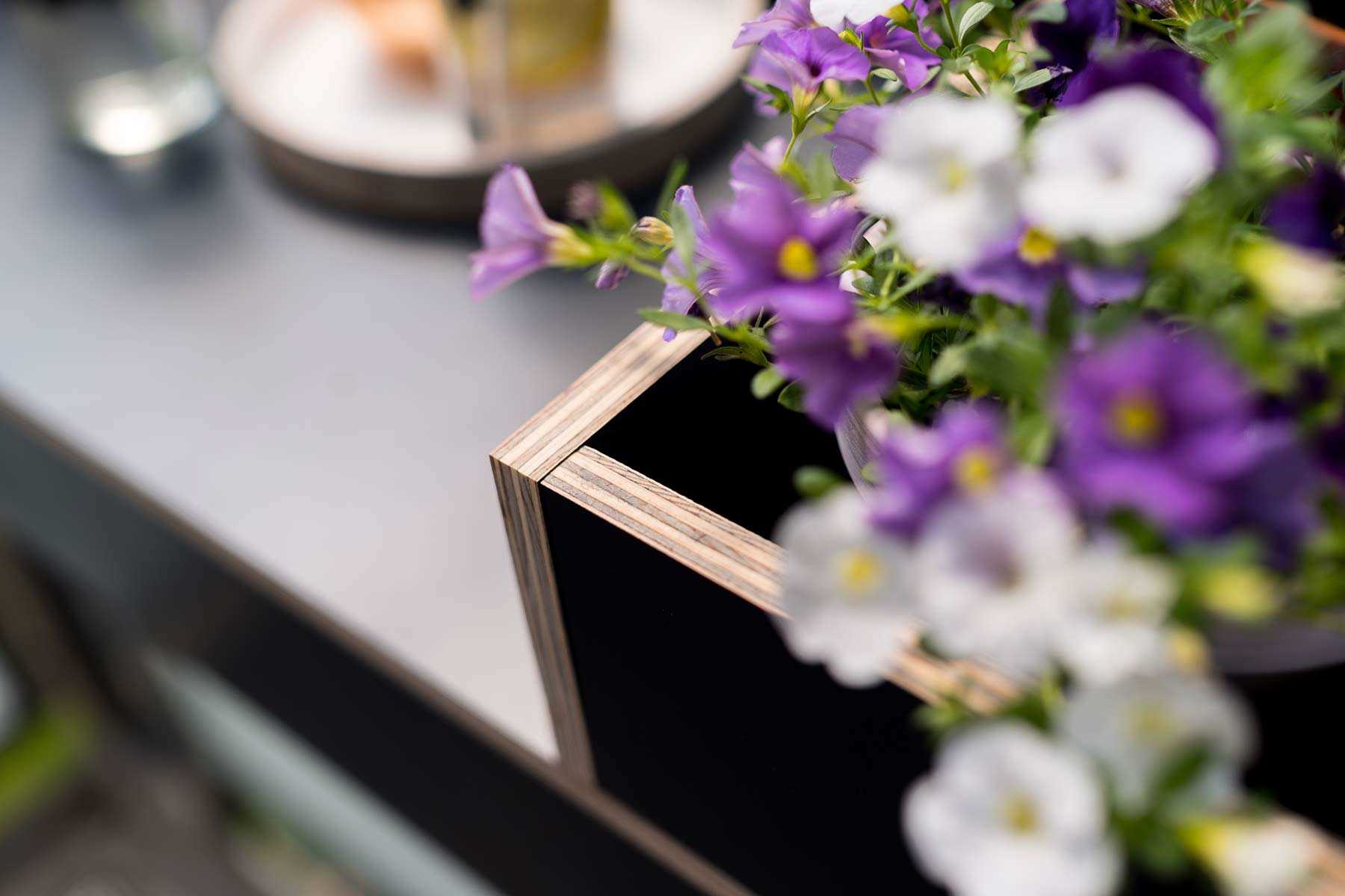 Balkonbar Barbara Detailaufnahme des Blumenkastens