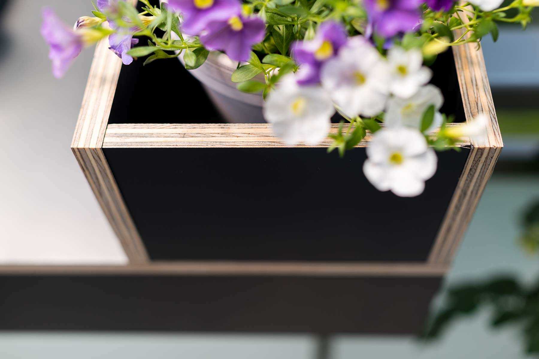 Balkonbar Barbara Detailaufnahme der Blumenkastenkonstruktion