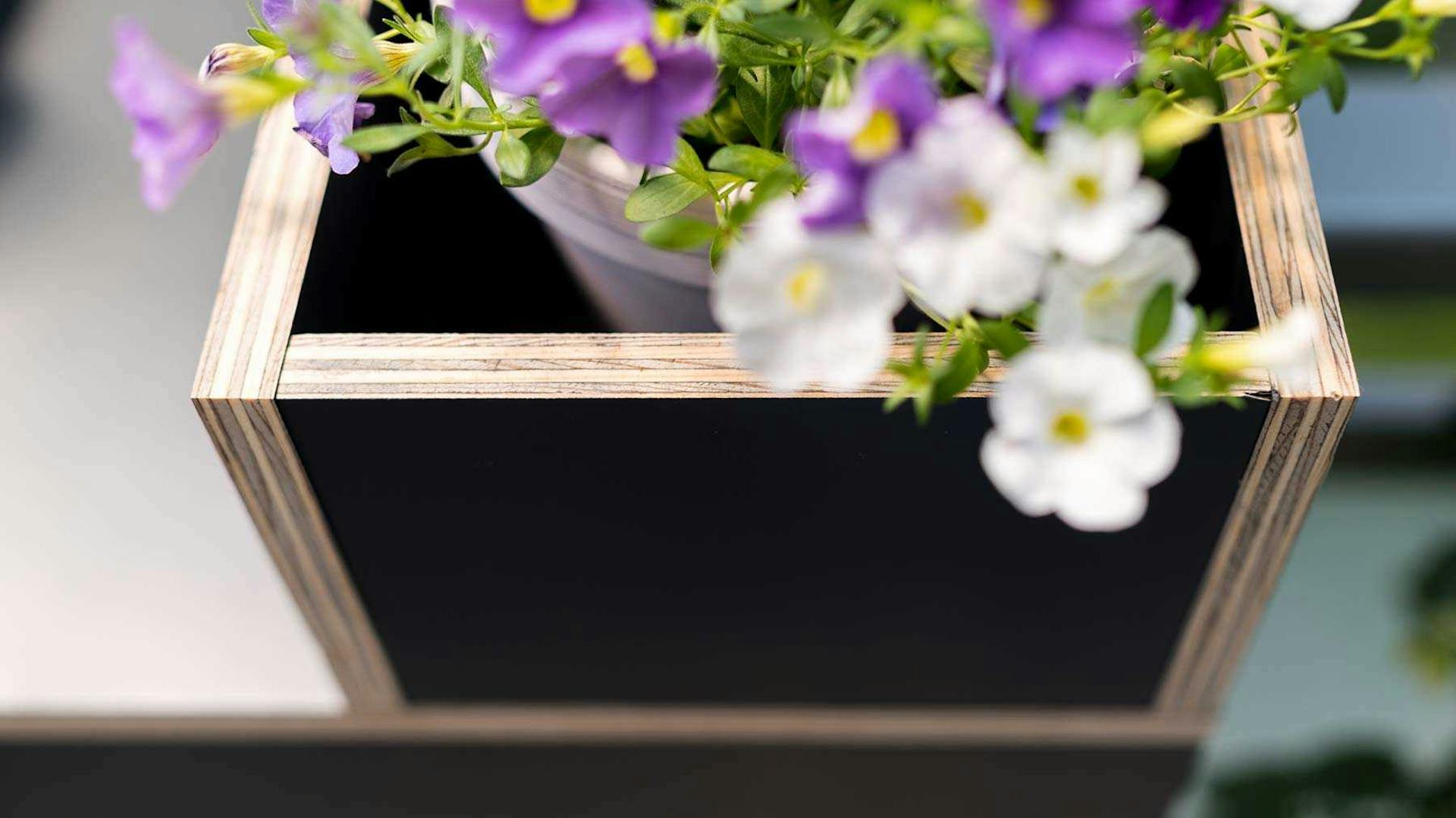 Balkonbar Barbara Detailaufnahme der Blumenkastenkonstruktion